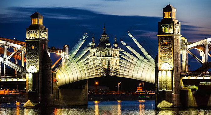 Elevación del puente de Pedro el Grande el San Petersburgo durante las Noches Blancas. Fuente: Ria Novosti