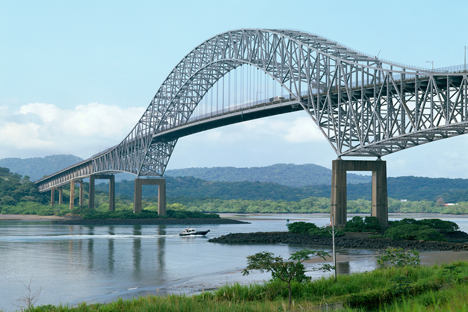 Puente de las Américas sobre el canal de Panamá. Fuente: Alamy / Legion Media