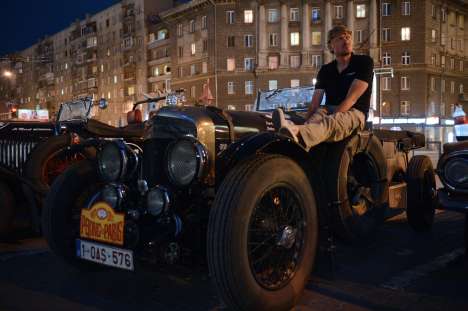 Esta carrera de autos antiguos tuvo un emotivo final en la capital francesa. Fuente: Ria Novosti