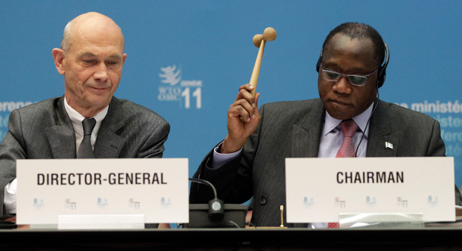 Olusegun Olutoyin Aganga, director de la conferencia (a la derecha), junto a Pascal Lamy, director general de la OMC (a la izquierda), aprueban la entrada de Rusia en la organización. Fuente: Reuters