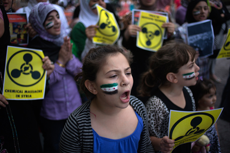 Manifestantes protestam contra o uso de armas químicas na Síria Foto: Reuters