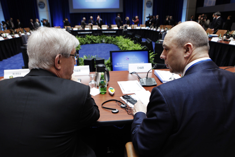 Serguéi Ignátiev, exdirector del Banco Central de Rusia, y Antón Siluánov, ministro de Finanzas de Rusia en la cumbre ministerial del G20. Fuente: Reuters