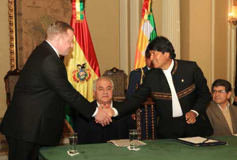 Executivos da Gazprom e da Total firmaram um acordo com o presidente da Bolívia, Evo Morales Foto: YPFB