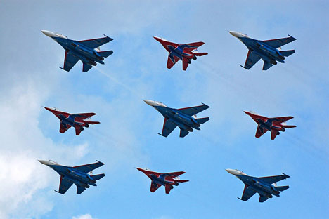 "Os Grandes Nove", grupo de acrobacia composto pelos "Cavaleiros Russos"  e "Andorinhões", pilotam os caças Su-27 e MiG-29 Foto: Wikipedia