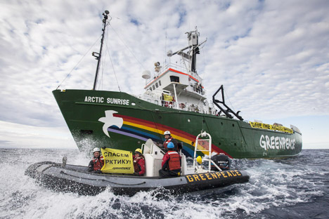 Algunos activistas de Greenpeace se encuentran a bordo del buque, pero no se les permite bajar a la costa. Fuente: AP