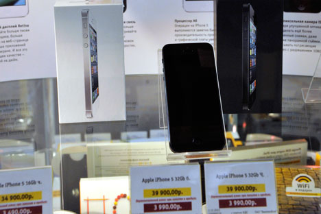 Los principales operadores rusos establecieron para los dos modelos de teléfonos iPhone en la mayor parte de los puntos de venta un precio idéntico. Fuente: ITAR-TASS