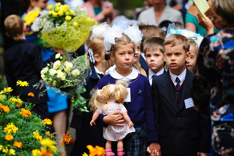 Alumnos en la ceremonia de inicio del curso en Vladivostok. En Rusia es tradición llevar flores el primer día de la escuela. Fuente: ITAR-TASS
