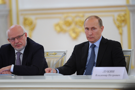 Vladímir Lukín, el Defensor del Pueblo ruso (a la izquierda)  junto con el presidente ruso Vladímir Putin. Fuente: ITAR-TASS