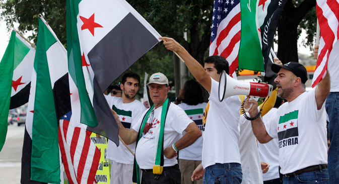 Manifestantes ao redor do mundo vêm pedindo aos líderes mundiais para resolverem a crise síria de forma pacífica Foto: AP