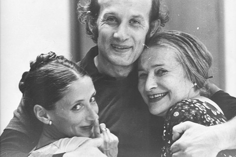 Irene Levandowsky, a la derecha, con Sasha y Nedo Vojkich, fundadores del Ballet Maracaibo. Año 1976. Cortesía de Sasha Vojkich.