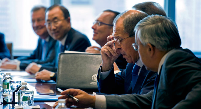 Serguéi Lavrov ajusta sus anteojos antes de la reunión del Cuarteto de Oriente Próximo durante la 68º Asamblea de las Naciones Unidad en la sede de la ONU, el pasado 27 de septiembre. Fuente: AP