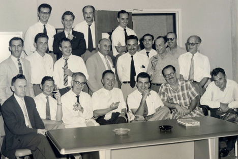 Profesores de la Facultad de Ciencias de la UCV. Nicolás Szczerban es el primero sentado a la izquierda. Fuente: Carlos Herrera (1959-1960)
