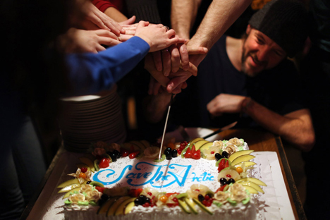 Los activistas celebran su liberación en un restaurante. Fuente: Denis Sinyakov / Lenta.ru