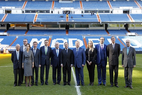 Los firmantes del acuerdo en el estadio Santiago Bernabéu. El embajador de Rusia, Yuri Korchagin, quinto por la izquierda. Fuente: Realmadrid.com