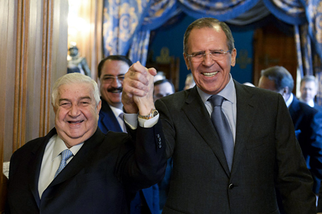 Serguéi Lavrov, ministro de Exteriores de Rusia (a la derecha) y Walid al-Moallen, su homólogo sirio, en Moscú. Fuente: AP