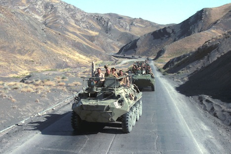 Tropas soviéticas en el camino de Herat a Kushka, durante la retirada de las tropas en 1988. Fuente: ITAR-TASS.