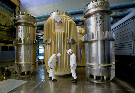 Operarios verifican el estado de uno de los reactores en una central nuclear en Cheliábinsk. Fuente: Photoshot/Vostok-photo.