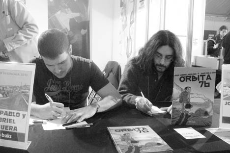 Los autores firman autógrafos Salón del cómic de Granada. 