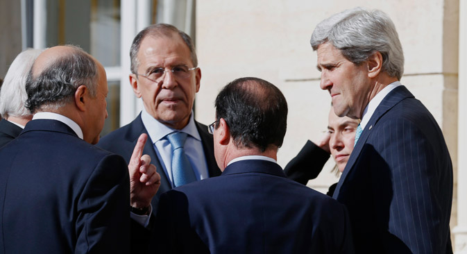 Serguéi Lavrov y John Kerry se vieron en París, en los márgenes de una conferencia sobre Líbano. Fuente: AP