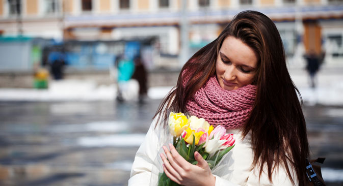 Hoy numerosas mujeres en Rusia reciben flores como regalo. Fuente. ITAR-TASS.