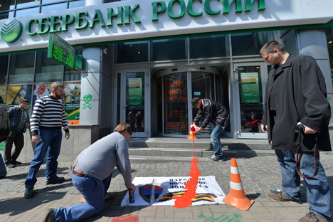 Prédio central do Sberbank em Kiev foi pichado por manifestantes nacionalistas Foto: AFP/East News