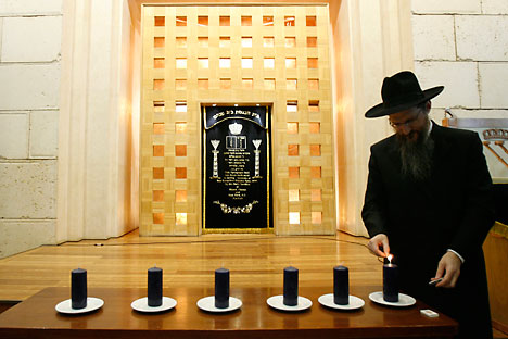 Un judío enciende velas del shabat en la sinagoga de Moscú. Fuente:Reuters.