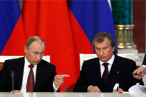 Vladímir Putin junto a Ígor Sechin, presidente de Rosneft (a la derecha). Fuente: Reuters