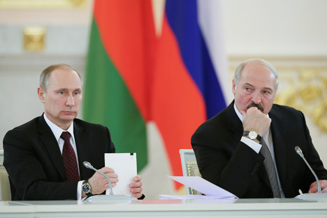 El presindente ruso Vladímir Putin (a la izquierda) junto con su homólogo bielorruso Aleksandr Lukashenko. Fuente: Reuters