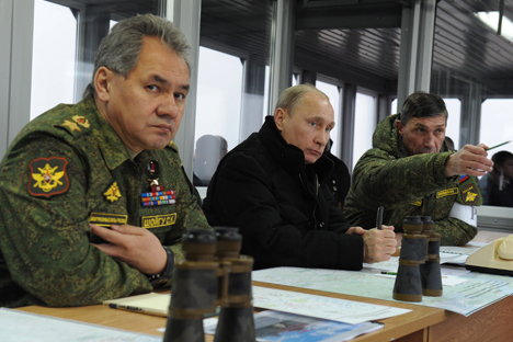 El ministro de defensa ruso Serguéi Shoigú en primer plano, junto al presidente ruso Vladímir Putin. Fuente: ITAR-TASS