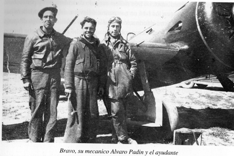Jose María Bravo, el piloto español con más derribos (derecha), posa con sus ayudantes. Fuente: Asociación Guerra y Exilio (AGE)