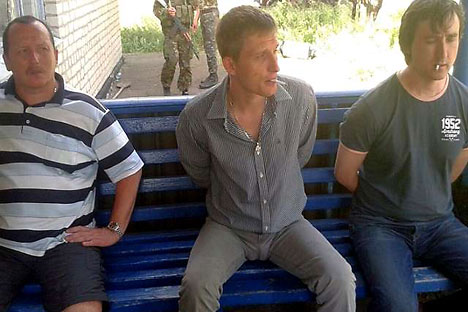No domingo passado (18), os jornalistas do LifeNews, Oleg Sidiakin (centro) e Marat Saitchenko (dir.), foram capturados por membros da Guarda Nacional da Ucrânia Foto: Press Photo