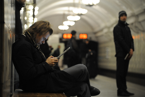 Un joven lee un libro electrónico en el metro de Moscú. Fuente: Ria Novosti