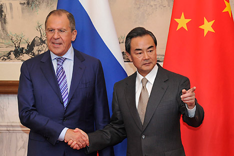 Ministro de asuntos exteriores ruso Serguéi Lavrov con su homólogo chino Wang Yi. Fuente: Reuters