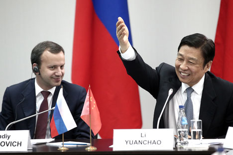 El vice primer ministro ruso Arkadi Dvorkovich junto al vicepresidente chino Li Yuanchao durante la sesión "Rusia-China: asociación económica estratégica" celebrada en el Foro Económico de San Petersburgo. Fuente: ITAR-TASS