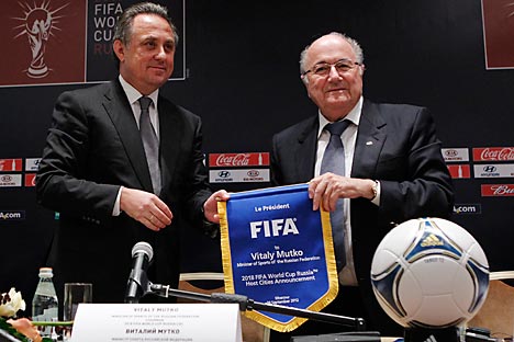 Joseph "Sepp" Blatter, el actual presidente de la FIFA con el ministro de Deportes ruso, Vitali Mutkó (a la izquierda). Fuente: Reuters / Vostock-Photo
