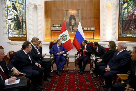Momento del encuentro entre Ollanta Humala y Serguéi Lavrov en Lima. Fuente: Secretaría de Prensa de la Presidencia de la República del Perú. 