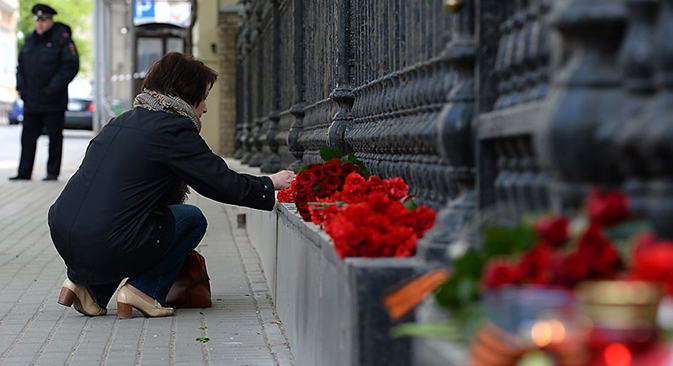 Pesantes depositan flores en la embajada de Ucrania en Moscú, en recuerdo de los muertos en los enfrentamientos. Fuente: Maxim Blinov / RIA Novosti.