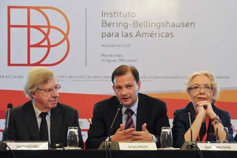 De izquierda a derecha: Danilo Astori, Sergey Brilev y Tatiana Valovaia durante la conferencia celebrada en Montevideo. Fuente: Diego Battiste