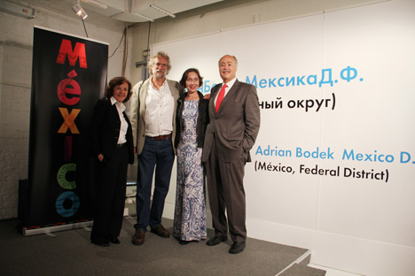 Adrián Bodek junto a Rubén Beltrán (a la derecha), embajador mexicano en Rusia, en la inauguración de la exposición. Fuente: Román Kiselev
