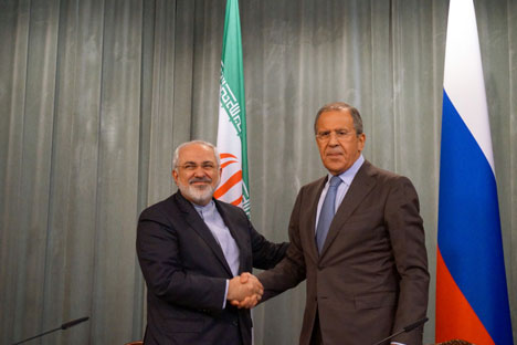 El ministro de Asuntos Exteriores ruso, Serguéi Lavrov, a la derecha, junto con su homólogo iraní Mohammad Zarif, durante el encuentro que mantuvieron en Moscú el 29 de agosto. Fuente: flickr