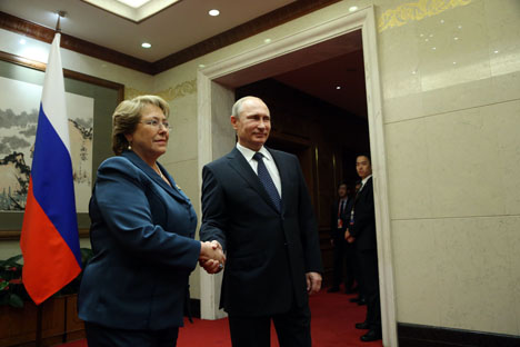No domingo passado (9), os presidentes da Rússia, Vladímir Pútin, e do Chile, Michelle Bachelet, se reuniram em Pequim Foto: Konstantin Zavrájin/RG