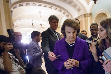 La senadora estadounidense Dianne Feinstein rodeada de periodistas tras dar a conocer el informe sobre torturas de la CIA. Fuente: AP