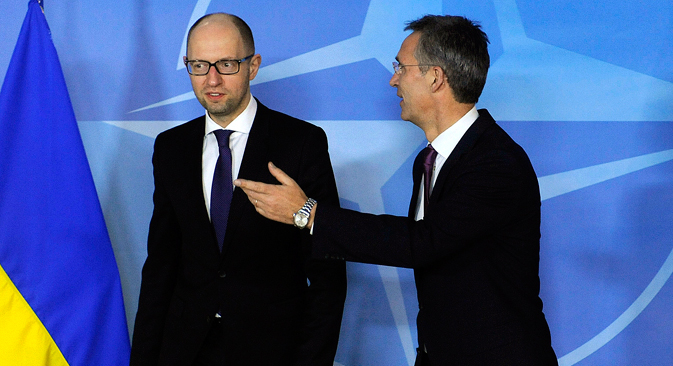 El primer ministro ucraniano Arseni Yatseniuk (a la izquierda) junto al secretario general de la OTAN, el noruego Jens Stoltenberg. Fuente: Reuters