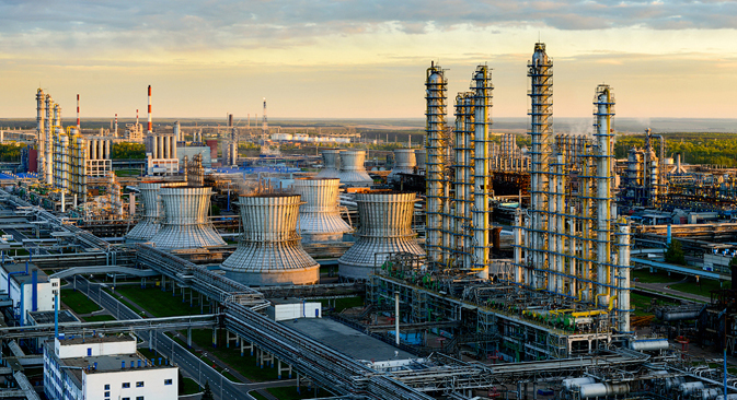 La fábrica de Nizhnekamsk, una de las mayores plantas petroquímicas de Europa, se dedica a la producción de plástico y goma sintética. Fuente: Slava Stepánov / GELIO