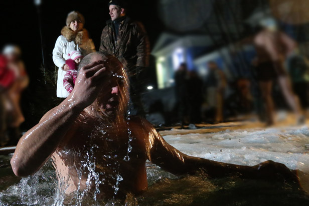 Los rusos celebran el Bautismo o la Epifanía del señor con un tradicional baño en aguas heladas