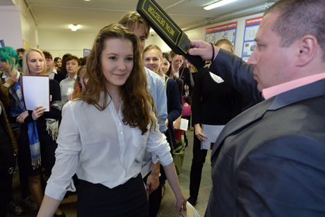 Estudiantes acceden al examen pasan por un detector de metales. Fuente: RIA Novosti.