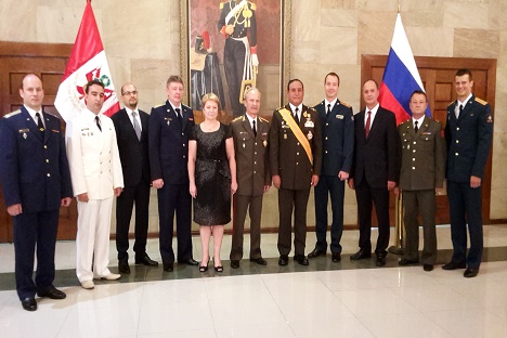 El Mayor General del Ejército ruso, Yuri Piskunov, en el centro de la imagen con militares rusos y peruanos. Fuente: Cortesía de la Embajada de Rusia en Perú. 