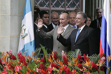 Vladímir Putin y Oscar Berger, expresidente de Guatemala, durante la visita del mandatario ruso en el 2007. Fuente: Servicio de prensa del presidente de Rusia