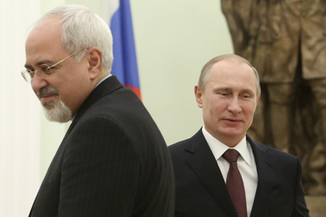 El presidente ruso Vladímir Putin junto con el ministro de Asuntos Exteriores iraní Mohammad Javad Zarif, durante un encuentro en Moscú. Fuente: Reuters