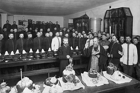 Pope de San Petersburgo bendice una comida de Pascua en una academia militar en la década de 1910. Fuente: ullstein / Vostock-Photo